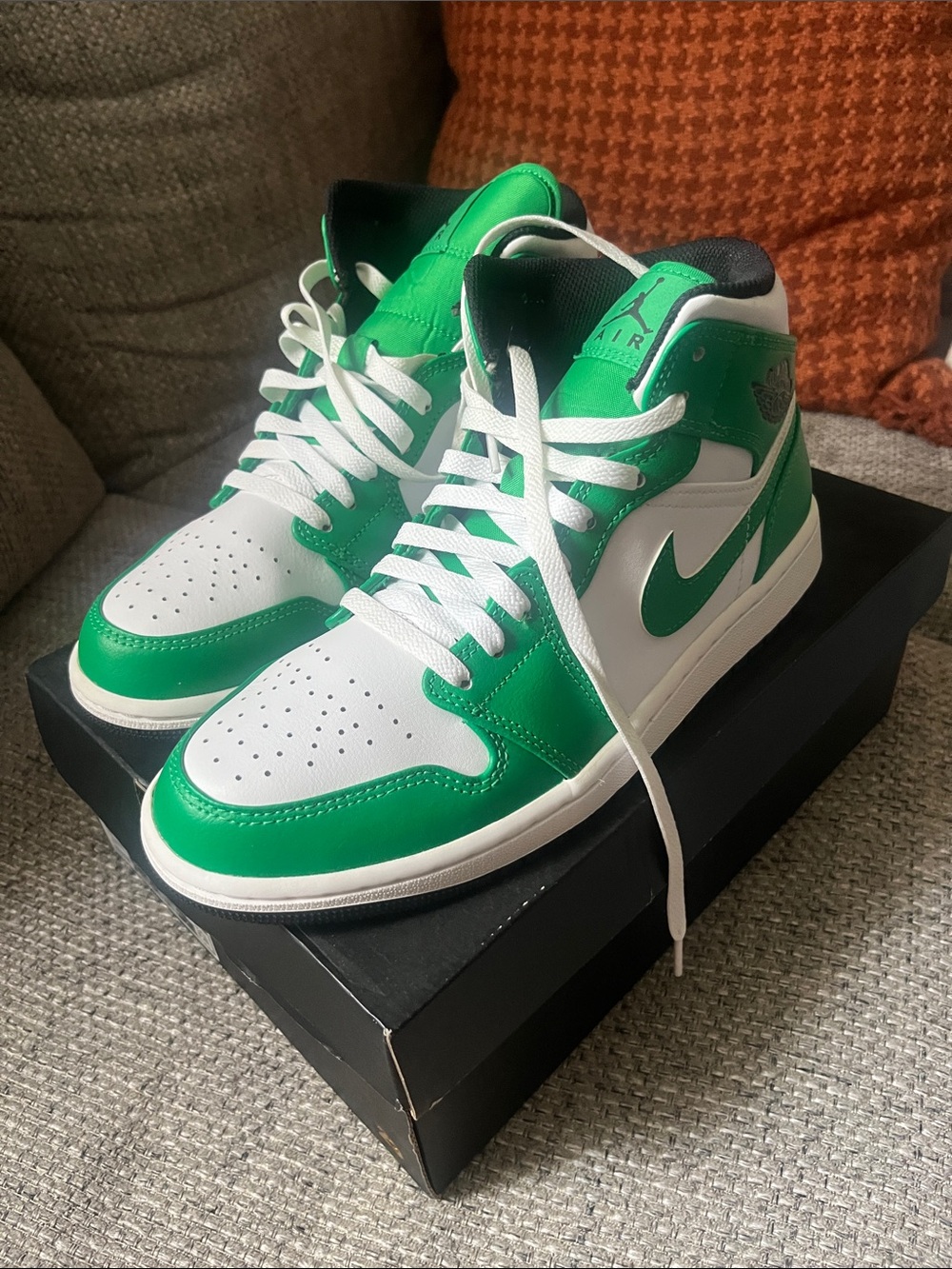 Nike Mid-Top Sneakers in White and Green